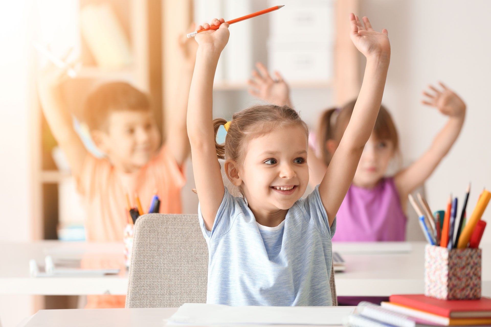 Schulkinder mit erhobenen Armen